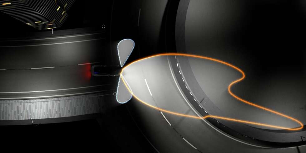 MULIGHETER: Laserlysene kan "snakke" med navigasjonsanlegget og lyse inn i svingene allerede før en dreier på rattet. FOTO: BMW MULIGHETER: Laserlysene kan "snakke" med navigasjonsanlegget og lyse inn i svingene allerede før en dreier på rattet. FOTO: BMW