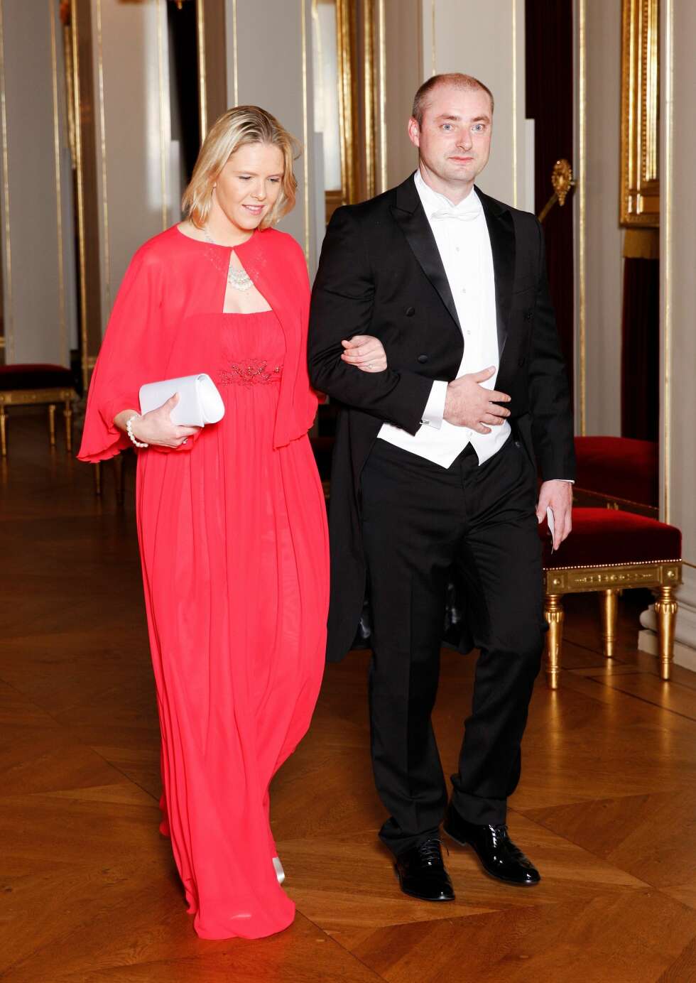 PÅ BALL: En fargerik Sylvi Listhaug på slottet sammen med statsråd Robert Eriksson. PÅ BALL: En fargerik Sylvi Listhaug på slottet sammen med statsråd Robert Eriksson.
