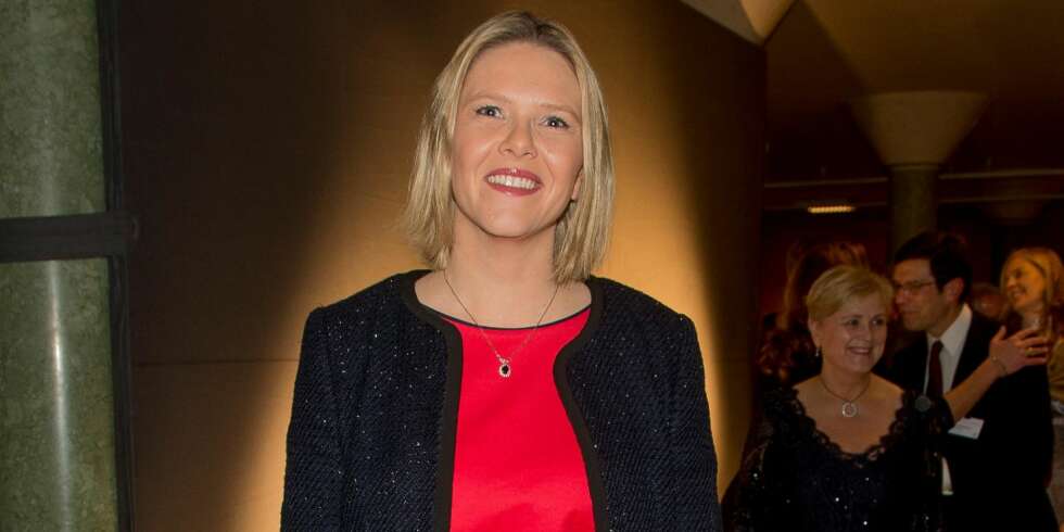 WOMAN IN RED: Statsråd Sylvi Listhaug var en av ytterst få fargesterke under NHOs årsmiddag i Oslo rådhus. WOMAN IN RED: Statsråd Sylvi Listhaug var en av ytterst få fargesterke under NHOs årsmiddag i Oslo rådhus.