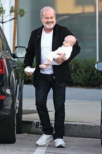 STOLT PAPPA: 59 år gamle Kelsey Grammer stortrives som småbarnspappa. Her er han ute en tur i Los Angeles med yngstemann Kelsey Gabriel Elias på armen. STOLT PAPPA: 59 år gamle Kelsey Grammer stortrives som småbarnspappa. Her er han ute en tur i Los Angeles med yngstemann Kelsey Gabriel Elias på armen.