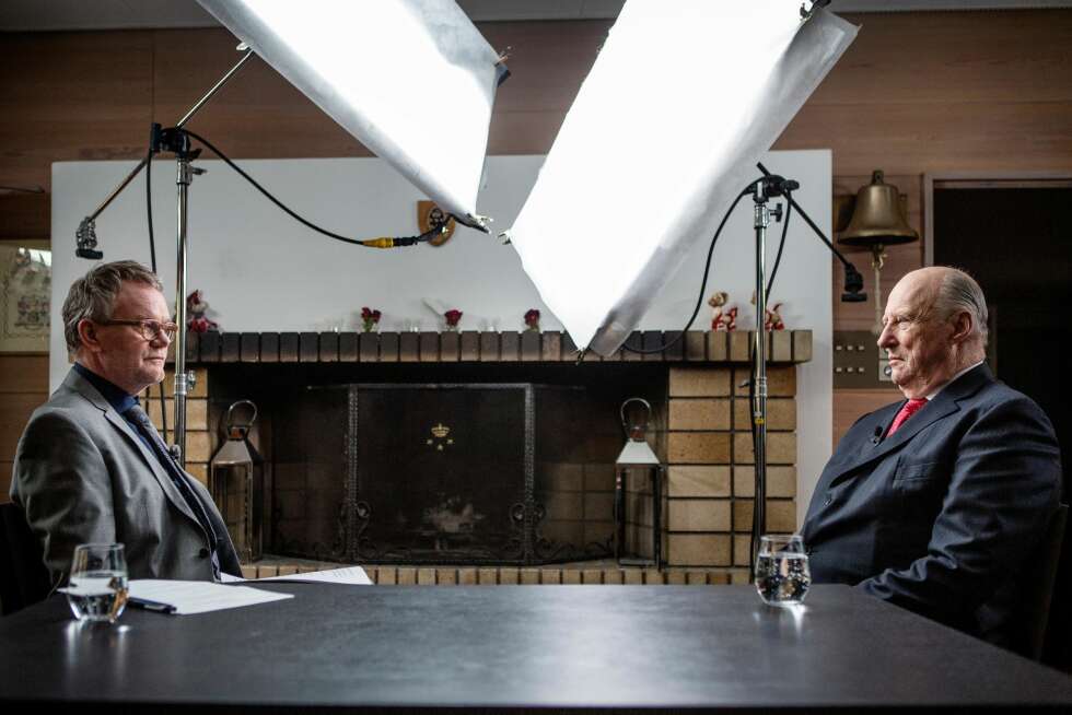 TV 2: Kong Harald blir intervjuet av TV-kanalens Tor Hammerø. TV 2: Kong Harald blir intervjuet av TV-kanalens Tor Hammerø.