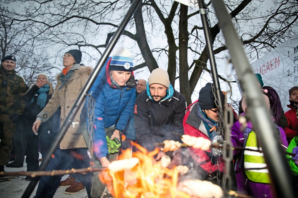 VED BÅLET: Selv om Haakon og Mette-Marit var godt kledd for noen timer ute i snøen, var det godt å varme seg rundt bålet. Der det også ble stekt pinnebrød.
VED BÅLET: Selv om Haakon og Mette-Marit var godt kledd for noen timer ute i snøen, var det godt å varme seg rundt bålet. Der det også ble stekt pinnebrød.
