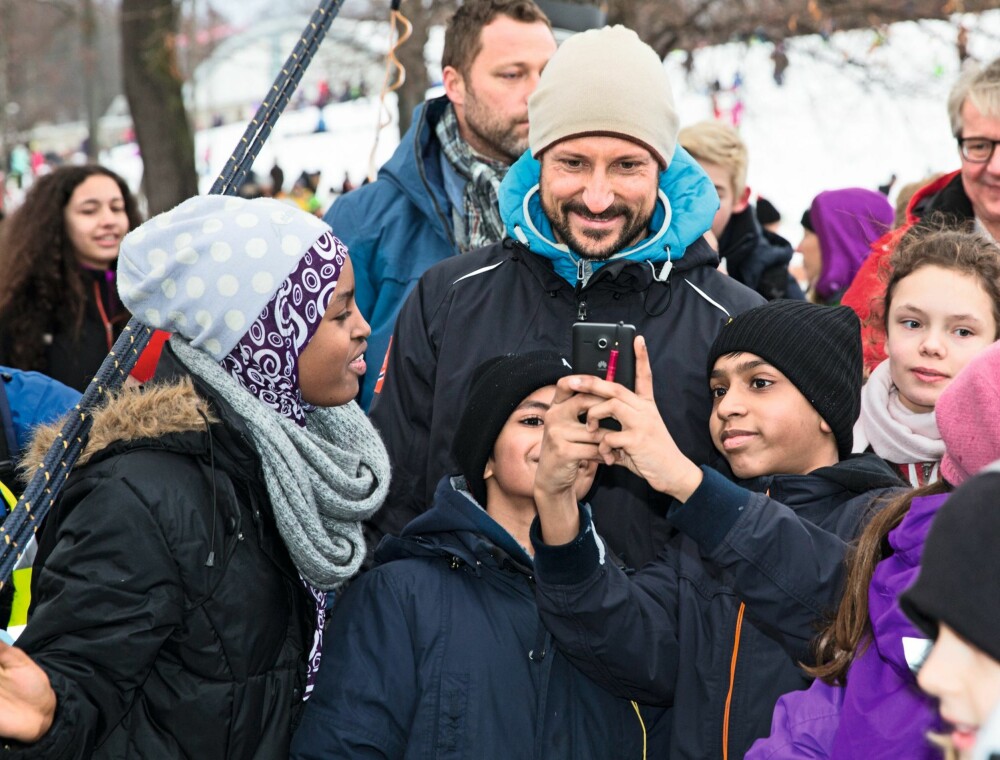 OSLO, 2015113: Kronprins Haakon og Kronprinsesse Mette-Marit besøkte Tøyenparken og åpningen av Friluftslivets år 2015. FOTO: TOM HANSEN
OSLO, 2015113: Kronprins Haakon og Kronprinsesse Mette-Marit besøkte Tøyenparken og åpningen av Friluftslivets år 2015. FOTO: TOM HANSEN