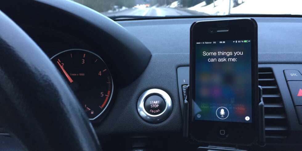 HEY SIRI: Talegjenkjenningen til Apple går under navnet Siri. Den våkner til liv om iPhone står i laderen, eller om du holder inne Hjem-knappen når du ikke kjører. FOTO: Terje Haugen HEY SIRI: Talegjenkjenningen til Apple går under navnet Siri. Den våkner til liv om iPhone står i laderen, eller om du holder inne Hjem-knappen når du ikke kjører. FOTO: Terje Haugen