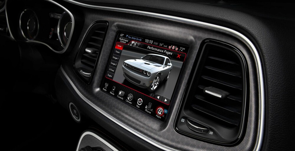 Interiøret viser at Dodge Challenger er blitt en moderne muskelbil. Den har blant annet 8,4-tommers touchscreen. FOTO: Produsent Interiøret viser at Dodge Challenger er blitt en moderne muskelbil. Den har blant annet 8,4-tommers touchscreen. FOTO: Produsent
