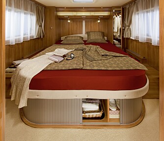 QUEENS BED: Blir stadig mer populært. Her kan man klatre ut av sengen på hver sin side, og disponere hvert sitt garderobeskap. FOTO: Dethleffs QUEENS BED: Blir stadig mer populært. Her kan man klatre ut av sengen på hver sin side, og disponere hvert sitt garderobeskap. FOTO: Dethleffs