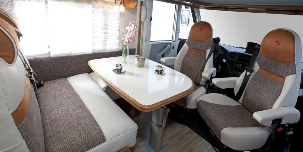 SITTE NED: Sofaen gjør at det er plass til fem personer rundt bordet. Taksengen finner du over sittegruppen. FOTO: Produsent SITTE NED: Sofaen gjør at det er plass til fem personer rundt bordet. Taksengen finner du over sittegruppen. FOTO: Produsent