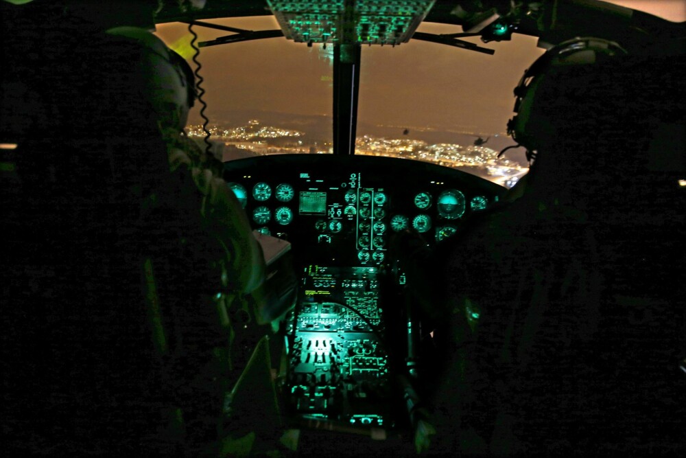 Nattflyging med et Bell 412 SP helikopter fra 720 skavdronen på veg tilbake til Rygge flystasjon. Nattflyging med et Bell 412 SP helikopter fra 720 skavdronen på veg tilbake til Rygge flystasjon.