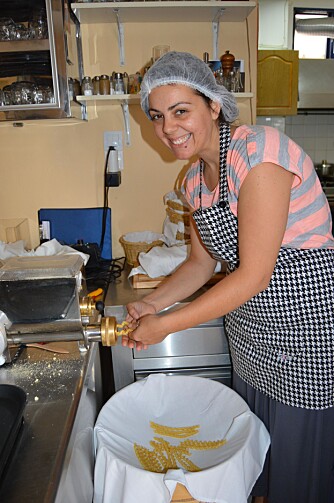 FRA BUNNEN AV: Maria jobber på restauranten Margaritas ved Klissidi. All maten er hjemmelaget, og her holder hun på å lage pasta. FRA BUNNEN AV: Maria jobber på restauranten Margaritas ved Klissidi. All maten er hjemmelaget, og her holder hun på å lage pasta.