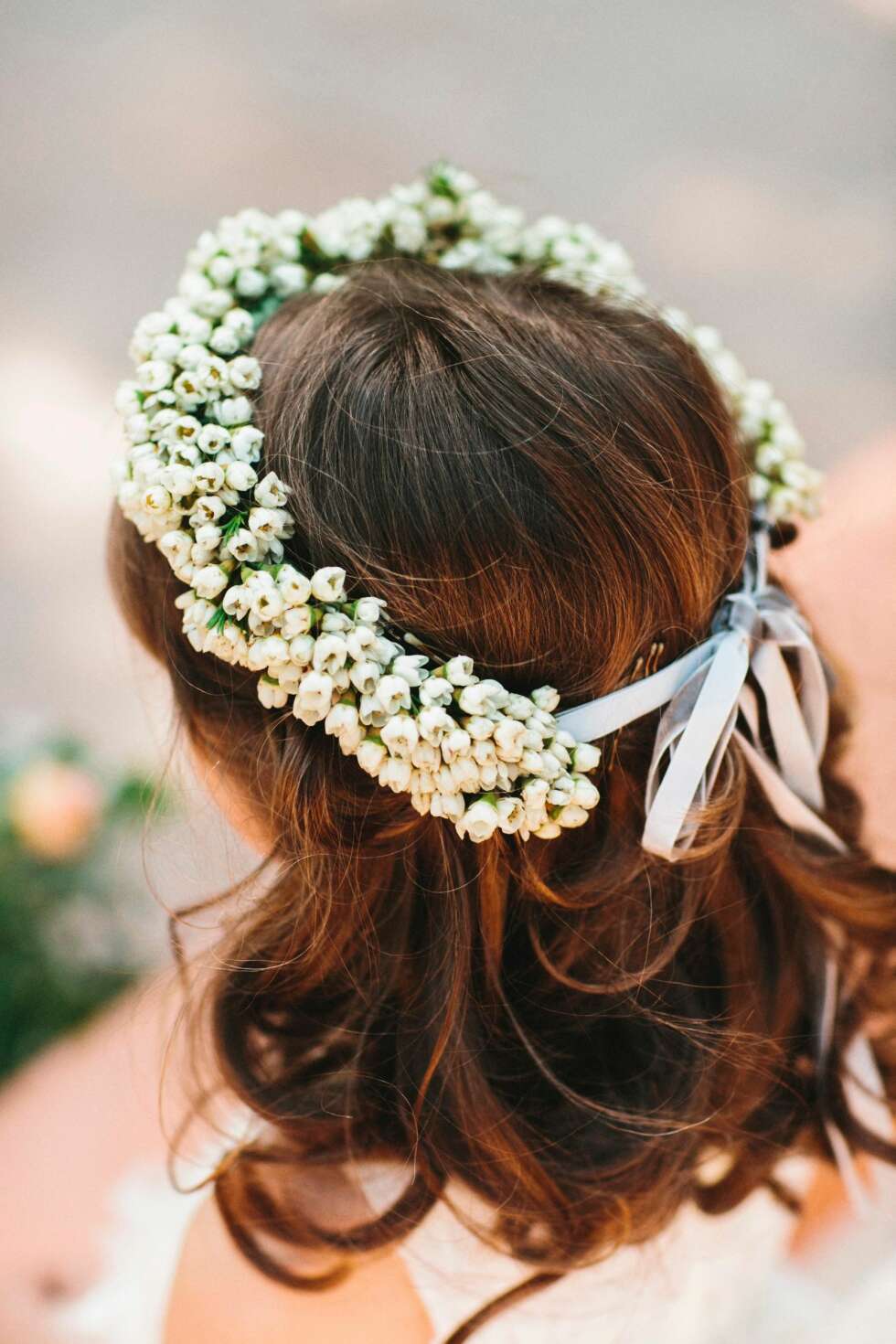 Kjøp en supersøt blomsterkrans til brudepiken, men snakk med henne på forhånd, så du er sikker på at hun vil gå med den. FOTO: JOSH ELLIOTT PHOTOGRAPHY Kjøp en supersøt blomsterkrans til brudepiken, men snakk med henne på forhånd, så du er sikker på at hun vil gå med den. FOTO: JOSH ELLIOTT PHOTOGRAPHY