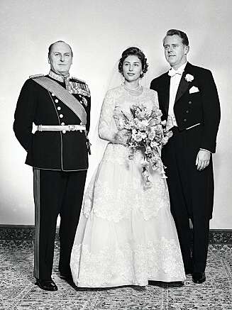 MÅTTE VENTE: Prinsessen og Johan Martin Ferner måtte vente fem år før kong Olav ga dem tillatelse til å gifte seg. Her er de av-fotografert under bryllupet i 1961. MÅTTE VENTE: Prinsessen og Johan Martin Ferner måtte vente fem år før kong Olav ga dem tillatelse til å gifte seg. Her er de av-fotografert under bryllupet i 1961.