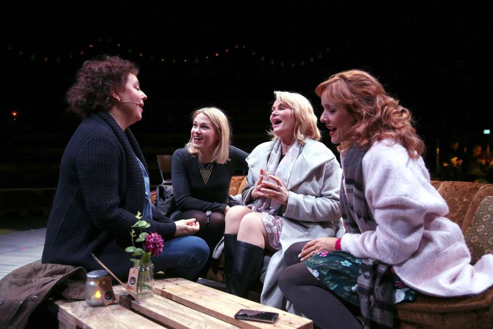 OMSTRIDT: "Det gode liv" har fått mye omtale. Her er Mia på scenen sammen med Elisabeth Moberg (t.v.), Caroline Glomnes Johansen og Jannike Kruse. OMSTRIDT: "Det gode liv" har fått mye omtale. Her er Mia på scenen sammen med Elisabeth Moberg (t.v.), Caroline Glomnes Johansen og Jannike Kruse.