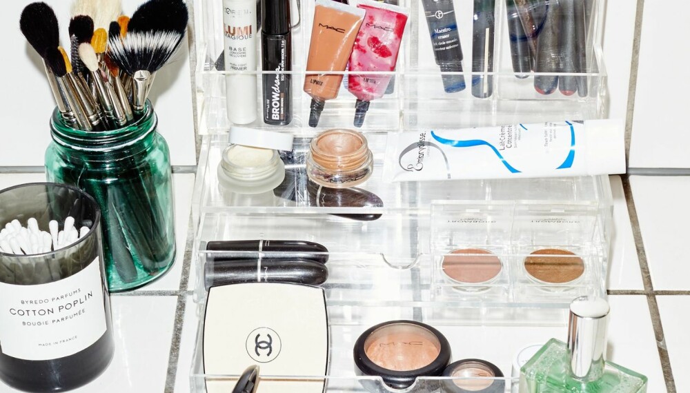 SMINKETIPS SOM GIR GLØD: – Jeg er kjempefan av Shimmering Skin Perfector Moonstone fra Becca, kr 420, som jeg blander inn i body lotionen. Det gir en kjempefin glød, sier Lou Ditlevsen, som har jobbet som makeupartist i syv år. SMINKETIPS SOM GIR GLØD: – Jeg er kjempefan av Shimmering Skin Perfector Moonstone fra Becca, kr 420, som jeg blander inn i body lotionen. Det gir en kjempefin glød, sier Lou Ditlevsen, som har jobbet som makeupartist i syv år.