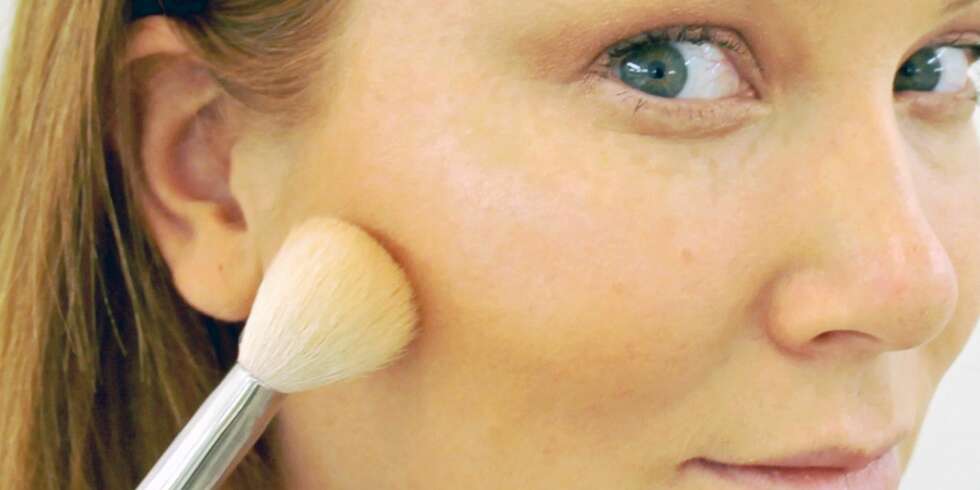 LÆR DEG TRETALLSFORMEN: Plasseringen av bronzeren din er langt viktigere enn du tror, og det samme gjelder fargen. Lite gulltips for glød og push-up-effekt? Påfør bronzeren under kinnbena og rundt eplekinnene. LÆR DEG TRETALLSFORMEN: Plasseringen av bronzeren din er langt viktigere enn du tror, og det samme gjelder fargen. Lite gulltips for glød og push-up-effekt? Påfør bronzeren under kinnbena og rundt eplekinnene.
