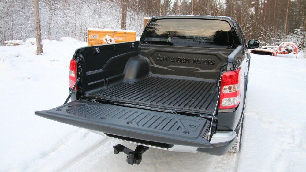 3,1 TONN: L200 trekker 3,1 tonn - noe mindre enn for eksempel Nissan Navara, Isuzu D-Max og Ford Ranger som alle kan trekke 3,5 tonn. 3,1 TONN: L200 trekker 3,1 tonn - noe mindre enn for eksempel Nissan Navara, Isuzu D-Max og Ford Ranger som alle kan trekke 3,5 tonn.