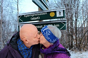 VANDRE SAMMEN: Å vandre på kjærlighetsstien har Erik og Helene gjort i over fem år nå, fra de ble samboere. Nå er han hennes trofaste følgesvenn i sykdommen. VANDRE SAMMEN: Å vandre på kjærlighetsstien har Erik og Helene gjort i over fem år nå, fra de ble samboere. Nå er han hennes trofaste følgesvenn i sykdommen.