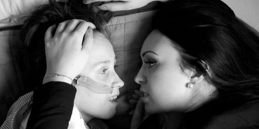 TRØST: Storesøster Maja trøster Mikkel. Familien levde lenge i konstant frykt for å miste ham. TRØST: Storesøster Maja trøster Mikkel. Familien levde lenge i konstant frykt for å miste ham.