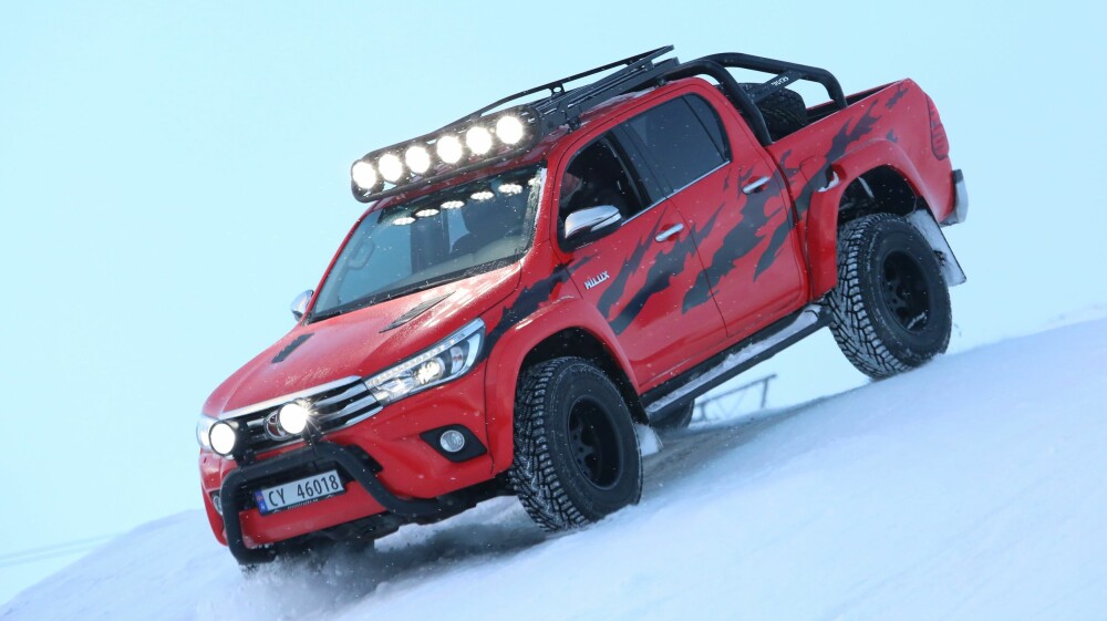 HILUX: From Russia with love. Med god hjelp av Arctic Trucks og filmen "Børning 2", har nye Hilux fått snikpremiere i Norge. FOTO: Arctic Trucks HILUX: From Russia with love. Med god hjelp av Arctic Trucks og filmen "Børning 2", har nye Hilux fått snikpremiere i Norge. FOTO: Arctic Trucks