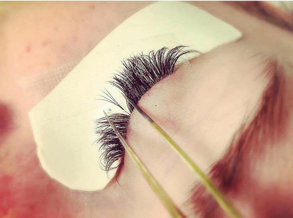 3D: Bildet viser 3D-vipper, der tre vipper er festet på en naturlig vipp. FOTO: Kasja Katarzyna Rozycka/Lashes by Kasja 3D: Bildet viser 3D-vipper, der tre vipper er festet på en naturlig vipp. FOTO: Kasja Katarzyna Rozycka/Lashes by Kasja