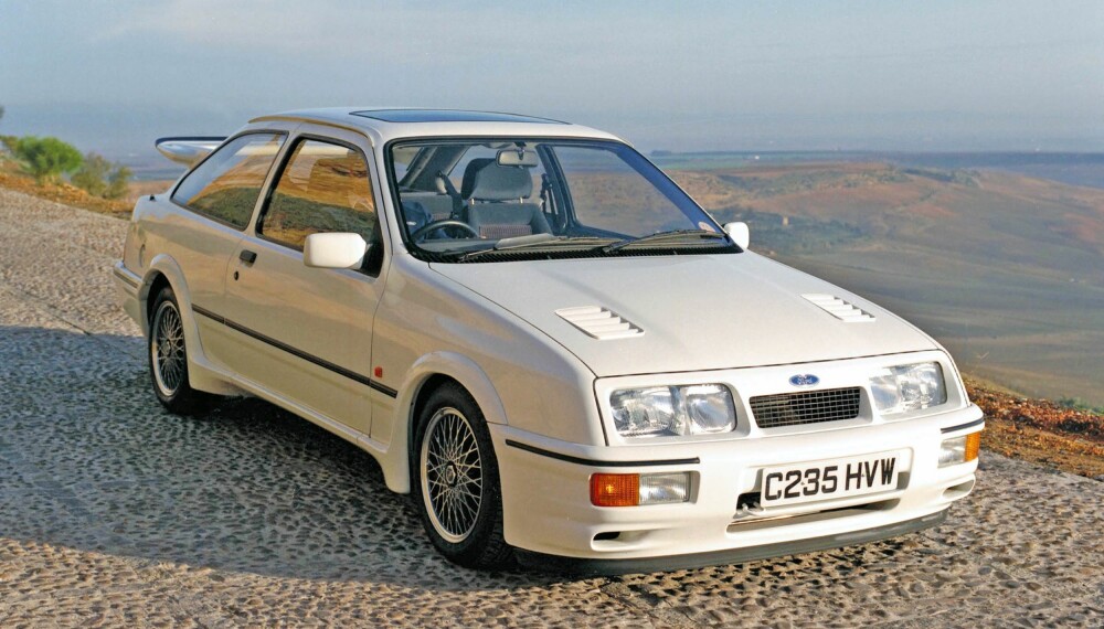 MOTORSPORT: Ford Sierra RS Cosworth var et barn av motorsportens homologeringsregler, der man måtte bygge et visst antall produksjonsbiler for å kunne delta. MOTORSPORT: Ford Sierra RS Cosworth var et barn av motorsportens homologeringsregler, der man måtte bygge et visst antall produksjonsbiler for å kunne delta.