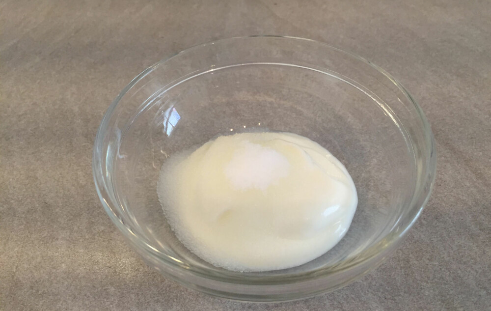 SUKKER OG YOGHURT: Det finnes mange måter å lage en peeling på selv. Her er ett eksempel. SUKKER OG YOGHURT: Det finnes mange måter å lage en peeling på selv. Her er ett eksempel.