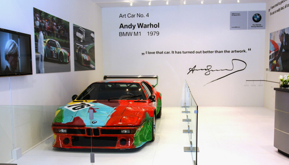 VERDT TITALLS MILLIONER: Rykter vil ha det til at denne Andy Warhol-dekorerte M1'en er en av de mest verdifulle bilene i BMWs bilsamling. Se det herlige sitatet fra Warhol selv på veggen bak. VERDT TITALLS MILLIONER: Rykter vil ha det til at denne Andy Warhol-dekorerte M1'en er en av de mest verdifulle bilene i BMWs bilsamling. Se det herlige sitatet fra Warhol selv på veggen bak.