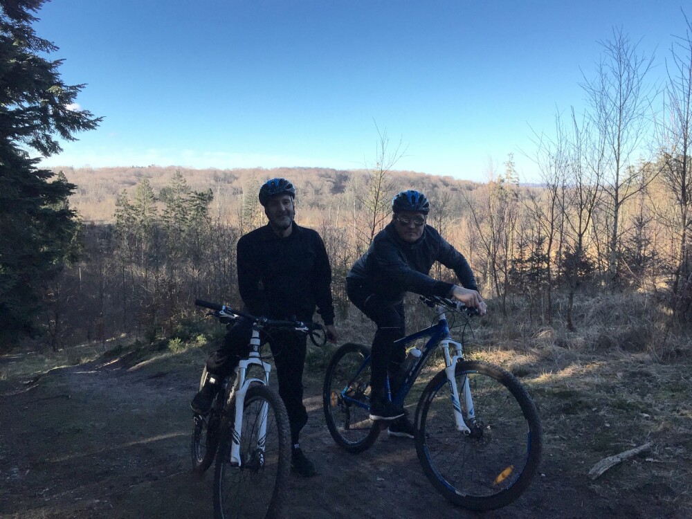Vi skal ærlig innrømme at vi humret litt da vi hørte at de tilbyr mountainbike på Comwell Sport Hotell. Danmark er kanskje ikke mest kjent for sitt kuperte terreng. Men pipen hadde fått en litt annen lyd etter at Bike-Mike hadde dratt oss gjennom løypa. Vi skal ærlig innrømme at vi humret litt da vi hørte at de tilbyr mountainbike på Comwell Sport Hotell. Danmark er kanskje ikke mest kjent for sitt kuperte terreng. Men pipen hadde fått en litt annen lyd etter at Bike-Mike hadde dratt oss gjennom løypa.