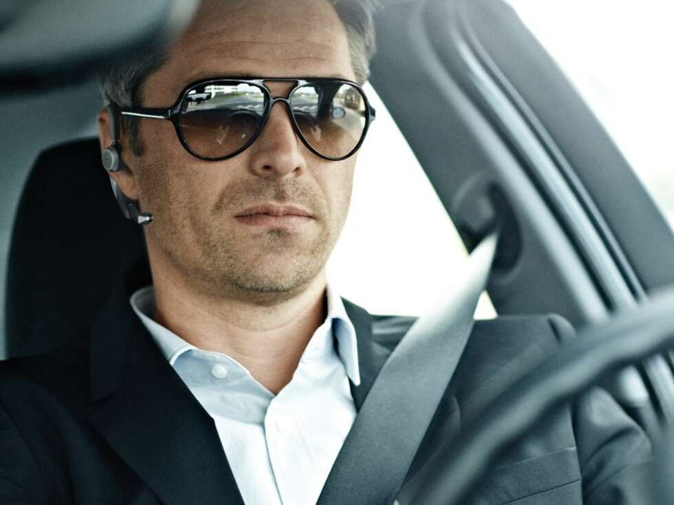Bruk handsfree, aller helst en trådløs en. Bruk handsfree, aller helst en trådløs en.