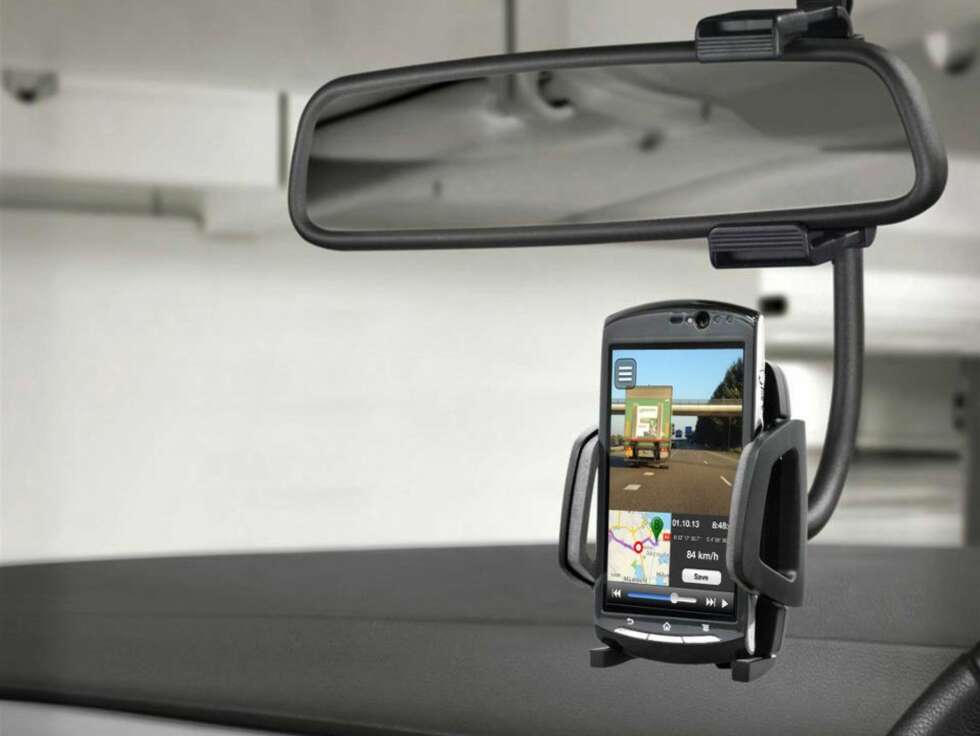Mobilholder som kan henges på speilet finnes på Ebay eller nettbutikker som Deal Extreme. Mobilholder som kan henges på speilet finnes på Ebay eller nettbutikker som Deal Extreme.