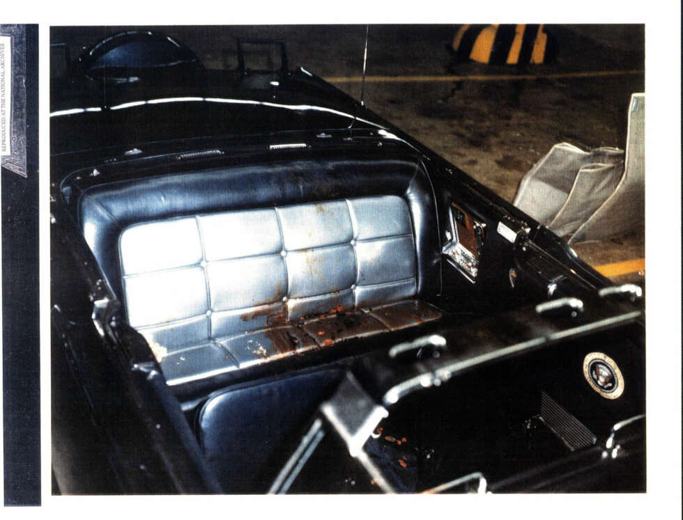 John F. Kennedy ble skutt mens han satt i en Lincoln Continental 1961-modell. Bildet er tatt samme dag som drapet skjedde, og man kan fortsatt se rester etter blod, kraniet og hjernemasse i baksetet. John F. Kennedy ble skutt mens han satt i en Lincoln Continental 1961-modell. Bildet er tatt samme dag som drapet skjedde, og man kan fortsatt se rester etter blod, kraniet og hjernemasse i baksetet.