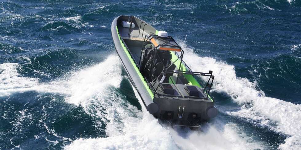 RIB: "Thorbjorg" ser kanskje ut som en RIB, men er faktisk en tradisjonell åpen båt med massiv, D-formet fenderlist utviklet for å kjøre langsmed
større fartøyer. FOTO: Produsent RIB: "Thorbjorg" ser kanskje ut som en RIB, men er faktisk en tradisjonell åpen båt med massiv, D-formet fenderlist utviklet for å kjøre langsmed
større fartøyer. FOTO: Produsent