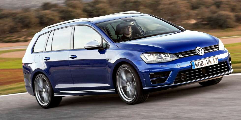 GOLF: Store luftinntak skiller R-modellen fra en vanlig Golf. Golf R har også særegne R-lettmetallfelger med polerte eiker, 225/40 18-dekk og sorte bremsekalipere med R-Logo. FOTO: Produsent GOLF: Store luftinntak skiller R-modellen fra en vanlig Golf. Golf R har også særegne R-lettmetallfelger med polerte eiker, 225/40 18-dekk og sorte bremsekalipere med R-Logo. FOTO: Produsent