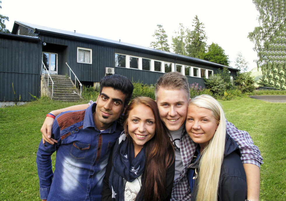 VENNER FOR LIVET: Hussein og de tre som reddet livet hans (f.v.): Janne Hovland, Herman Heggertveit og Stine Brandvik. Her er de gjenforent på Utøya ett år etter massakren. Bak ses trappen der Hussein sto da han oppdaget Breivik, og kafébygget der han ble skutt tre ganger. VENNER FOR LIVET: Hussein og de tre som reddet livet hans (f.v.): Janne Hovland, Herman Heggertveit og Stine Brandvik. Her er de gjenforent på Utøya ett år etter massakren. Bak ses trappen der Hussein sto da han oppdaget Breivik, og kafébygget der han ble skutt tre ganger.