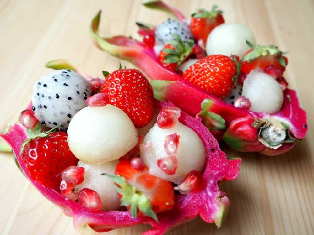 SUNN SNACKS: Pitahaya-frukt fylt med melon, jordbær og granateple. Smaker himmelsk! SUNN SNACKS: Pitahaya-frukt fylt med melon, jordbær og granateple. Smaker himmelsk!