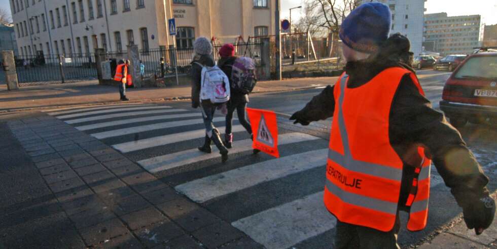 STOPP: Når flagget er ute, er det ingen tvil: Da skal bilister stoppe. FOTO: Trygg Trafikk STOPP: Når flagget er ute, er det ingen tvil: Da skal bilister stoppe. FOTO: Trygg Trafikk