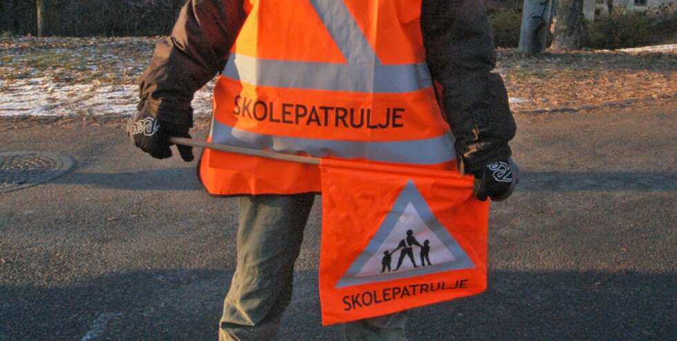 SYNES GODT: Skolepatruljens uniform er oransje eller selvlysende gul. FOTO: Trygg Trafikk SYNES GODT: Skolepatruljens uniform er oransje eller selvlysende gul. FOTO: Trygg Trafikk