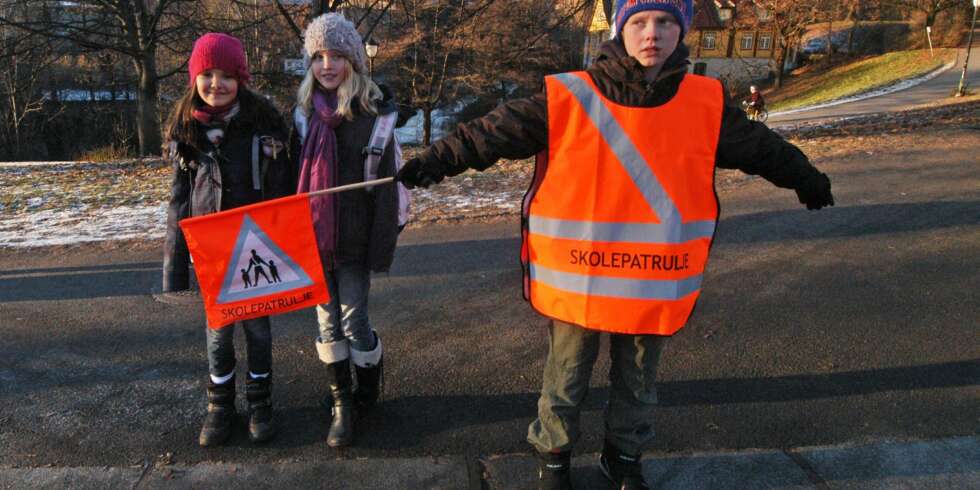 UENIGHET: Skolepatruljen samler ofte opp en gruppe elever ved å stå slik ved fotgjengerovergangen. Ifølge politiet kan du da kjøre. Trygg Trafikk og bymiljøetaten i Oslo sier derimot at bilister skal stanse. FOTO: Trygg Trafikk UENIGHET: Skolepatruljen samler ofte opp en gruppe elever ved å stå slik ved fotgjengerovergangen. Ifølge politiet kan du da kjøre. Trygg Trafikk og bymiljøetaten i Oslo sier derimot at bilister skal stanse. FOTO: Trygg Trafikk