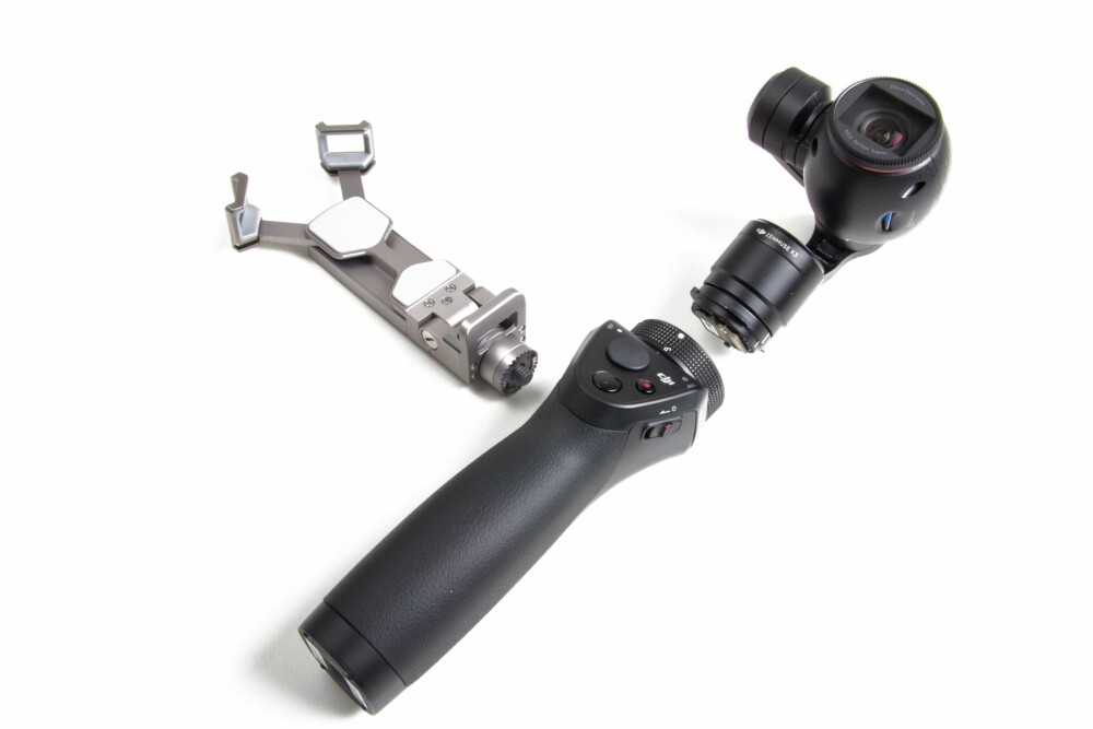 OSMO består av Zenmuse X3 (gimbalen og kameraet fra dronen Inspire 1), et håndtak med betjeningsknapper og en holder til smartmobilen. Foto: Tron Høgvold OSMO består av Zenmuse X3 (gimbalen og kameraet fra dronen Inspire 1), et håndtak med betjeningsknapper og en holder til smartmobilen. Foto: Tron Høgvold