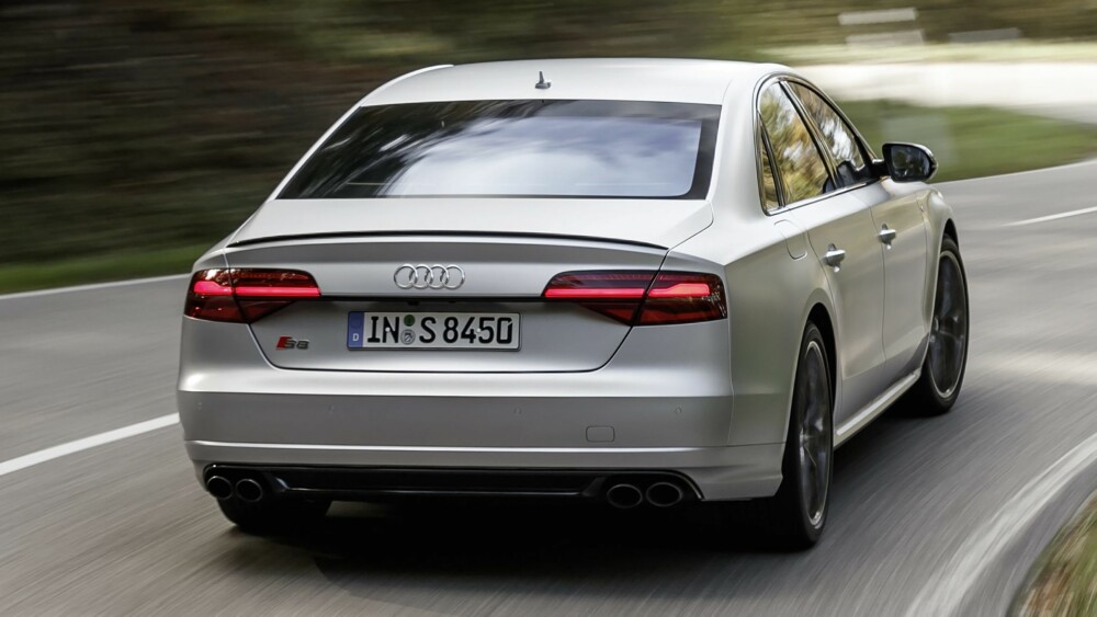 KARBON: Designen til S8 plus skiller den noe fra en vanlig Audi S8. Detaljer som spoileren på bakluken, bladene på frontspoileren og luftinntakene og speilhusene, kan leveres i karbon. KARBON: Designen til S8 plus skiller den noe fra en vanlig Audi S8. Detaljer som spoileren på bakluken, bladene på frontspoileren og luftinntakene og speilhusene, kan leveres i karbon.