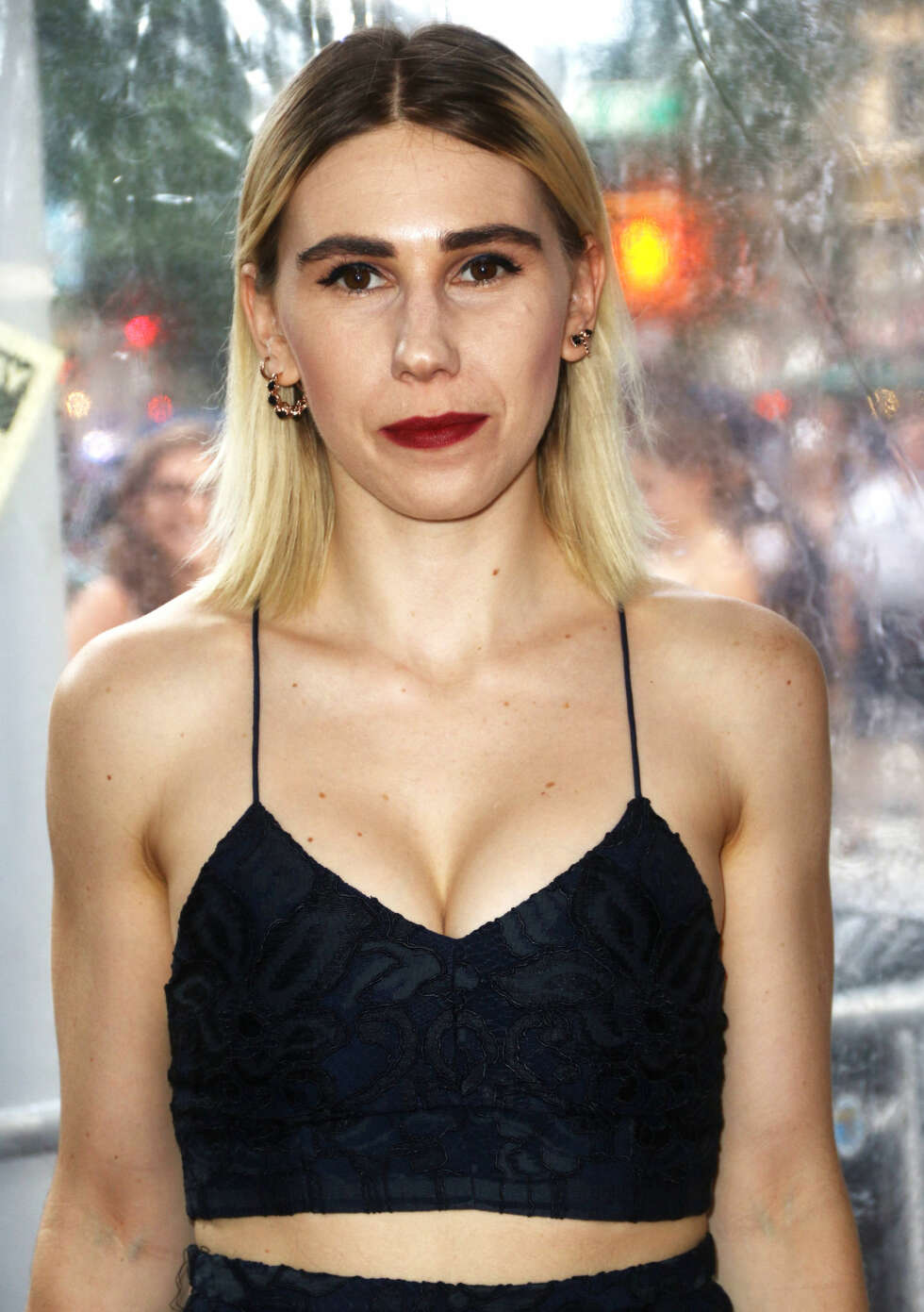 FOR TYKKE BRYN: Du bør ikke gjøre brynene overdrevent tykkere enn de er fra naturens side, slik som skuespiller Zosia Mamet har gjort. FOR TYKKE BRYN: Du bør ikke gjøre brynene overdrevent tykkere enn de er fra naturens side, slik som skuespiller Zosia Mamet har gjort.