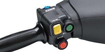 8 KM/T: «One-touch 5 mph Mode» (blå knapp) begrenser hastigheten til 5 knop. 8 KM/T: «One-touch 5 mph Mode» (blå knapp) begrenser hastigheten til 5 knop.