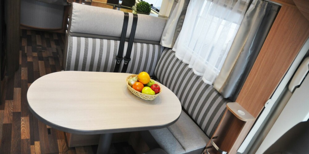 GREI SITTEKOMFORT: Sofaen har en helt grei ergonomi. Men vi sitter klart best i pilotstolene. GREI SITTEKOMFORT: Sofaen har en helt grei ergonomi. Men vi sitter klart best i pilotstolene.
