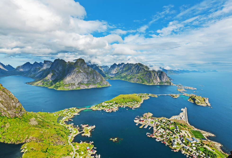 FISKETUR: MS Lofoten kan seile inn i trange fjordarmer der andre ikke kommer til. Når tiden og været tillater det, kan skipet stoppe opp og passasjerene kan prøve fiskelykken fra dekk. FISKETUR: MS Lofoten kan seile inn i trange fjordarmer der andre ikke kommer til. Når tiden og været tillater det, kan skipet stoppe opp og passasjerene kan prøve fiskelykken fra dekk.
