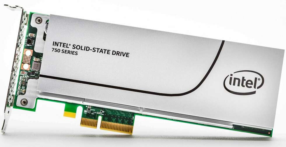 PLASSKREVENDE: INTELS 750 PCIe-kort tar mye plass i maskinen, og okkuperer en PCIe-port. 400 GB-modellen går for rundt 4100 kroner. PLASSKREVENDE: INTELS 750 PCIe-kort tar mye plass i maskinen, og okkuperer en PCIe-port. 400 GB-modellen går for rundt 4100 kroner.