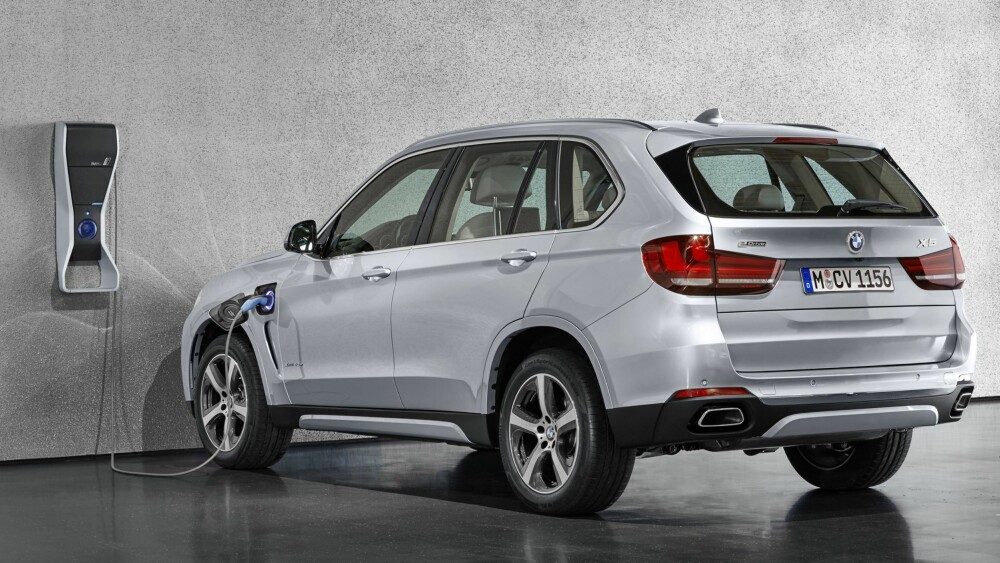 SLIK ER LADBARE X5: Drivlinjen med navnet eDrive, består av en firesylindret bensinmotor med BMW Twinpower Turboteknologi og en synkron elektrisk motor som samlet yter 313 hestekrefter. Drivstoff-forbruket er oppgitt til 0,33l /mil med et CO2-utslipp på 77 g/km. Bilen klarer 0 til 100 km/t på 6,8 sekunder. Laveffektversjonen har samme forbruk og utslipp, 279 hestekrefter og gjør 0 til 100 km/t på 7,5 sekunder. FOTO: BMW
SLIK ER LADBARE X5: Drivlinjen med navnet eDrive, består av en firesylindret bensinmotor med BMW Twinpower Turboteknologi og en synkron elektrisk motor som samlet yter 313 hestekrefter. Drivstoff-forbruket er oppgitt til 0,33l /mil med et CO2-utslipp på 77 g/km. Bilen klarer 0 til 100 km/t på 6,8 sekunder. Laveffektversjonen har samme forbruk og utslipp, 279 hestekrefter og gjør 0 til 100 km/t på 7,5 sekunder. FOTO: BMW