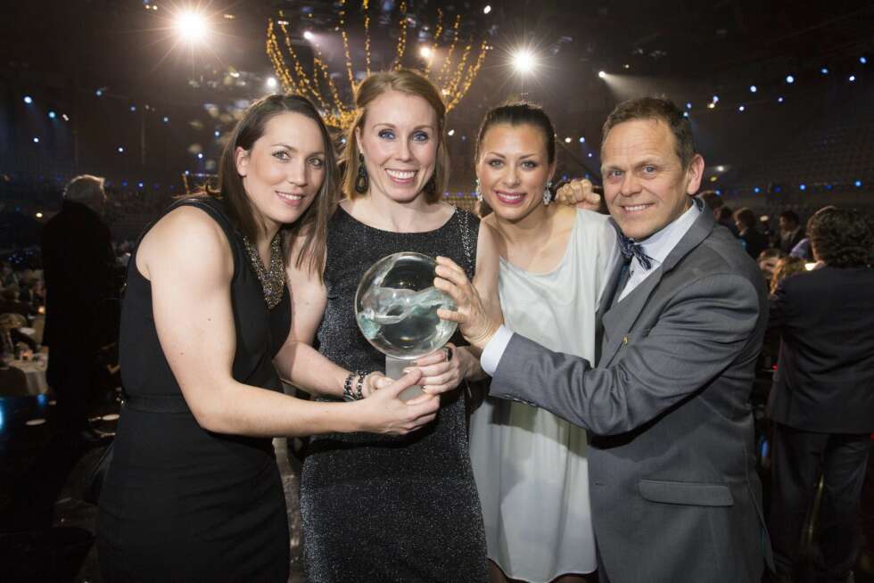 VERDENS BESTE: Maja Jacobsen, Karoline Dyhre Breivang, Nora Mørk og trener Thorir Hergeirsson med prisen for årets lag på Idrettsgallaen. VERDENS BESTE: Maja Jacobsen, Karoline Dyhre Breivang, Nora Mørk og trener Thorir Hergeirsson med prisen for årets lag på Idrettsgallaen.
