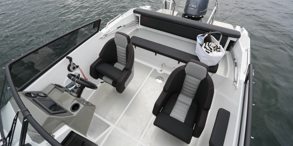 HUSKY R6: Glassfiberinnredning gjør Husky lunere innvendig enn en tradisjonell aluminiumsbåt. HUSKY R6: Glassfiberinnredning gjør Husky lunere innvendig enn en tradisjonell aluminiumsbåt.