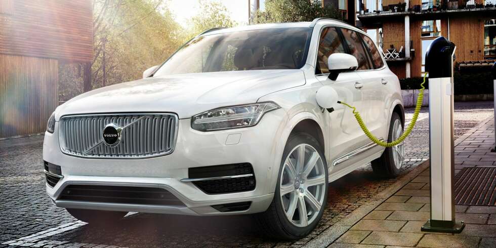 VOLVO: I Volvoen driver bensinmotoren forhjulene, og bare dem. Elmotoren er plassert på bakakselen, og det er altså den alene som driver bakhjulene. FOTO: Volvo VOLVO: I Volvoen driver bensinmotoren forhjulene, og bare dem. Elmotoren er plassert på bakakselen, og det er altså den alene som driver bakhjulene. FOTO: Volvo