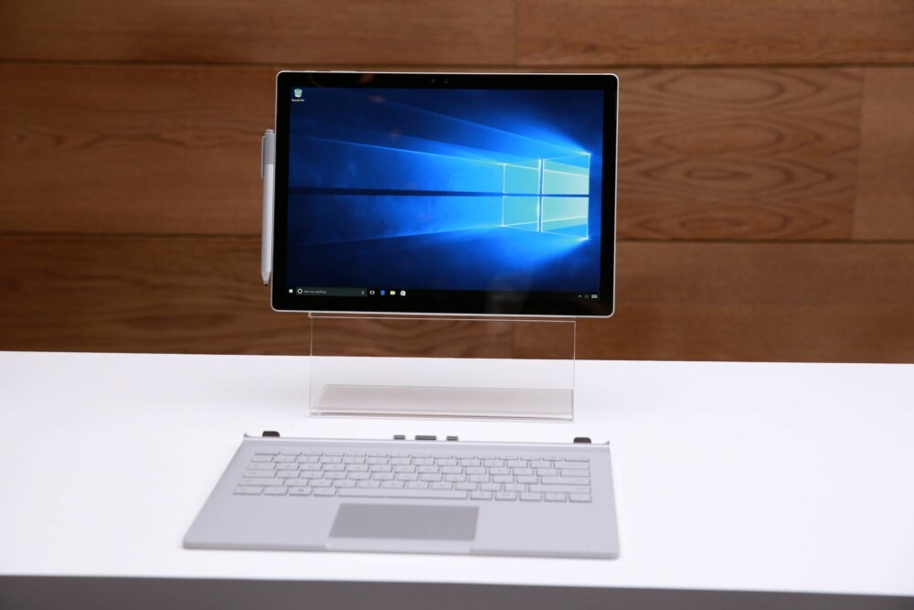 AVTAGBAR SKJERM: Skjermen på Surface Book kan tas av og du kan bruke den sammen med en digital penn. AVTAGBAR SKJERM: Skjermen på Surface Book kan tas av og du kan bruke den sammen med en digital penn.