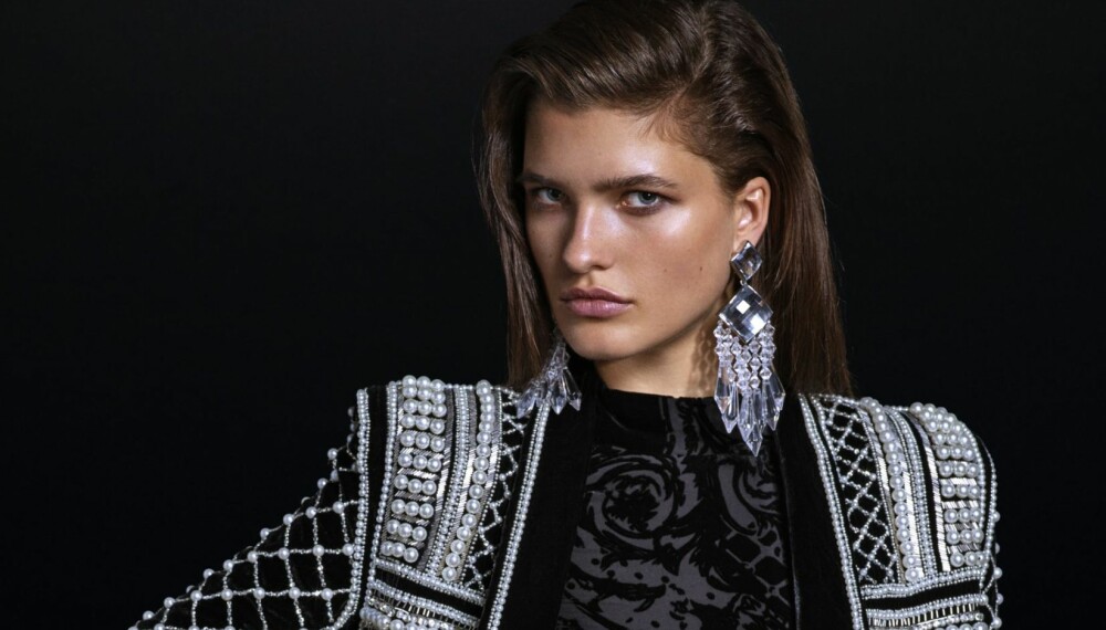 BALMAIN X H&M: Velourblazer kr 3.999, velourkjole kr 1.499, belte kr 999 og øredobber kr 299. BALMAIN X H&M: Velourblazer kr 3.999, velourkjole kr 1.499, belte kr 999 og øredobber kr 299.